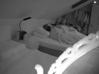 Julmodels Bedroom-D4 live cam — amateur, flash, flashing