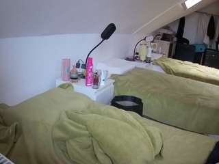 voyeurcam-julmodels-bed-4