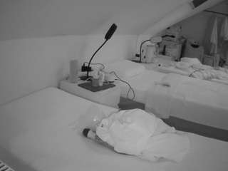 voyeurcam-julmodels-bed-4