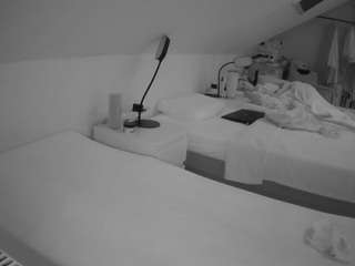 voyeurcam-julmodels-bed-4