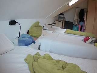 voyeurcam-julmodels-bed-4