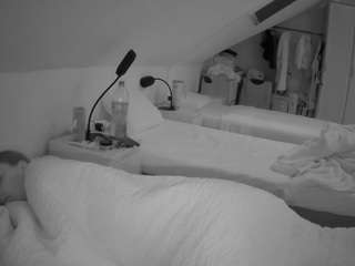 voyeurcam-julmodels-bed-4 live webcam show