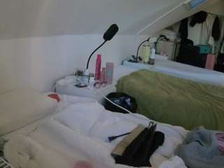 voyeurcam-julmodels-bed-4 camsoda