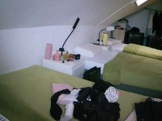 voyeurcam-julmodels-bed-4