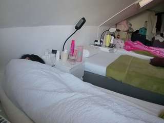 voyeurcam-julmodels-bed-4 camsoda
