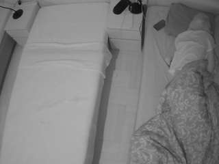 voyeurcam-julmodels-bed-5