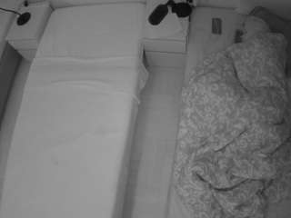 voyeurcam-julmodels-bed-5 camsoda