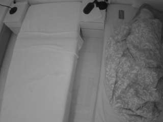 voyeurcam-julmodels-bed-5 camsoda