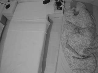 voyeurcam-julmodels-bed-5