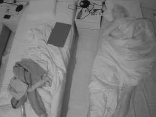 voyeurcam-julmodels-bed-5 webcam model