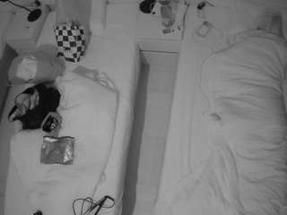 voyeurcam-julmodels-bed-5 camsoda
