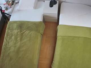 Model ini sedang live sekarang. voyeurcam-julmodels-bed-5