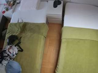 このモデルは現在ライブ中です。 voyeurcam-julmodels-bed-5