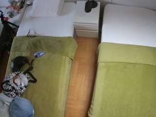 Model ini sedang live sekarang. voyeurcam-julmodels-bed-5