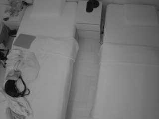 该模特正在直播。 voyeurcam-julmodels-bed-5