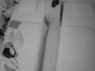このモデルは現在ライブ中です。 voyeurcam-julmodels-bed-5