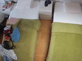 Este modelo está ao vivo agora. voyeurcam-julmodels-bed-5