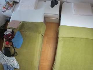 该模特正在直播。 voyeurcam-julmodels-bed-5