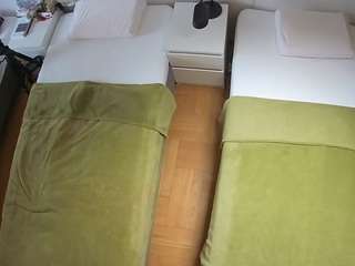 هذا النموذج مباشر الآن. voyeurcam-julmodels-bed-5