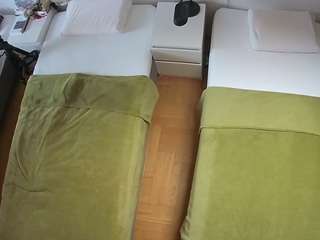 Dit model is nu live. voyeurcam-julmodels-bed-5