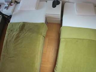 Ця модель зараз онлайн. voyeurcam-julmodels-bed-5