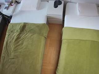 Model ini sedang live sekarang. voyeurcam-julmodels-bed-5