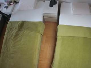 该模特正在直播。 voyeurcam-julmodels-bed-5