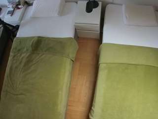 Ten model jest teraz na żywo. voyeurcam-julmodels-bed-5