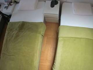 Acest model este live acum. voyeurcam-julmodels-bed-5