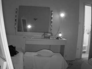 यह मॉडल अभी लाइव है. voyeurcam-julmodels-reallife-1