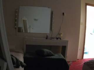 Dit model is nu live. voyeurcam-julmodels-reallife-1
