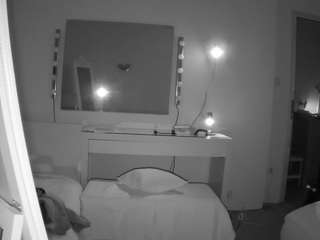Bu model şu anda canlı. voyeurcam-julmodels-reallife-1