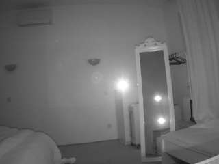 le modèle voyeurcam-julmodels-reallife-2 est en webcam porno dans un show sur le site camsoda, il possède les tags suivants: amateur,flash,flashing,hidden,hidden cam,julmodels-house,pov,sexwebcam,voyeur,hd