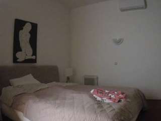 le modèle voyeurcam-julmodels-reallife-2 est en webcam porno dans un show sur le site camsoda, il possède les tags suivants: amateur,flash,flashing,hidden,hidden cam,julmodels-house,pov,sexwebcam,voyeur,hd