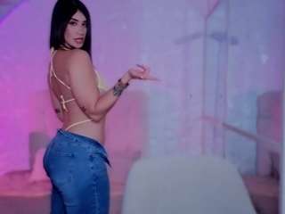 このモデルは現在ライブ中です。 briannasalinas