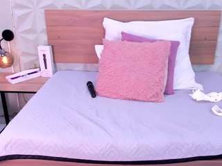 lunaleee, female webcam model,  years old, on live webcam