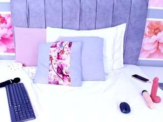 LUNALEEE live webcam show