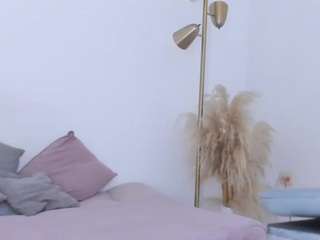 APRIL-ROSES live cam preview