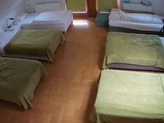 Ten model jest teraz na żywo. voyeurcam-julmodels-bed-6