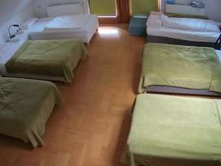 Acest model este live acum. voyeurcam-julmodels-bed-6