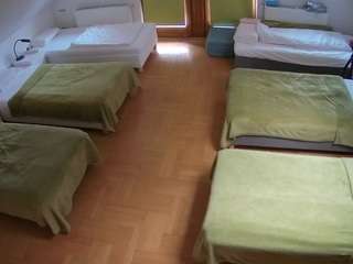 Ten model jest teraz na żywo. voyeurcam-julmodels-bed-6