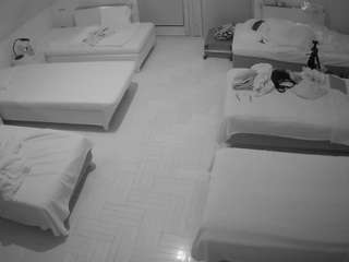 Bu model şu anda canlı. voyeurcam-julmodels-bed-6