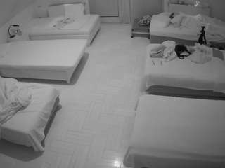 该模特正在直播。 voyeurcam-julmodels-bed-6