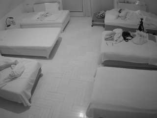 Model ini sedang live sekarang. voyeurcam-julmodels-bed-6
