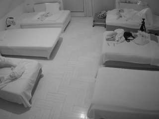 यह मॉडल अभी लाइव है. voyeurcam-julmodels-bed-6