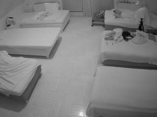 Ten model jest teraz na żywo. voyeurcam-julmodels-bed-6