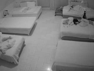 Bu model şu anda canlı. voyeurcam-julmodels-bed-6