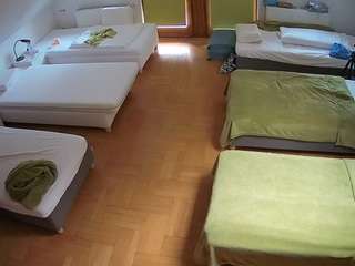 Model ini sedang live sekarang. voyeurcam-julmodels-bed-6