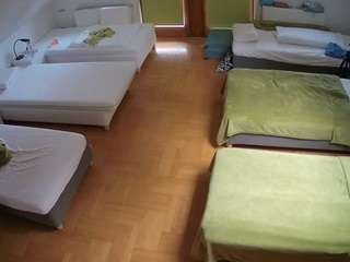 Acest model este live acum. voyeurcam-julmodels-bed-6