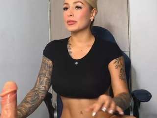 Live webcam model mia-hott on Soda Cams